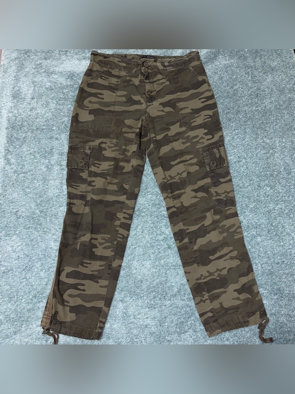 Social Standard by Sanctuary Cropped Lightweight Camo Cargo Pants Size Small